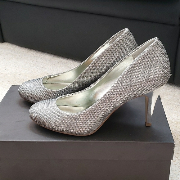 Silver Heels - Picture 4 of 5
